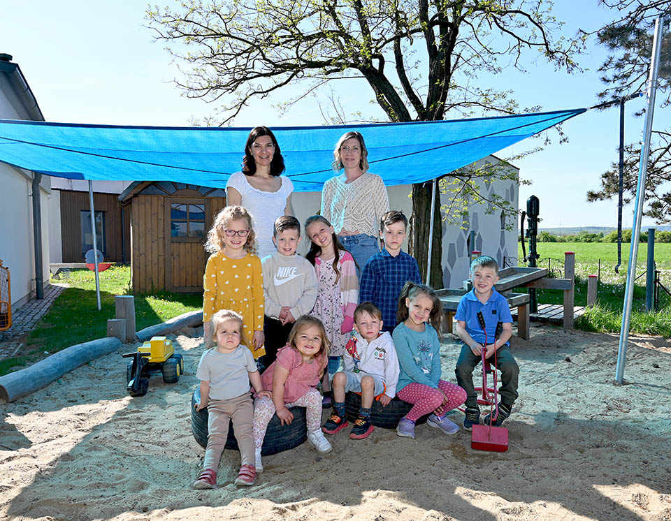 Amelie Altenburger, Marie Mrlik, Lars Oesen, Theodora Englmaier, Valentin Frischauf sowie Felicia Harringer, Maximilian Kittinger, Aurelia Semper und Jonathan Soos, Sabine Gabler und Kindergartenleiterin Barbara Jaglitsch. Foto: Gabriele Hohenegger